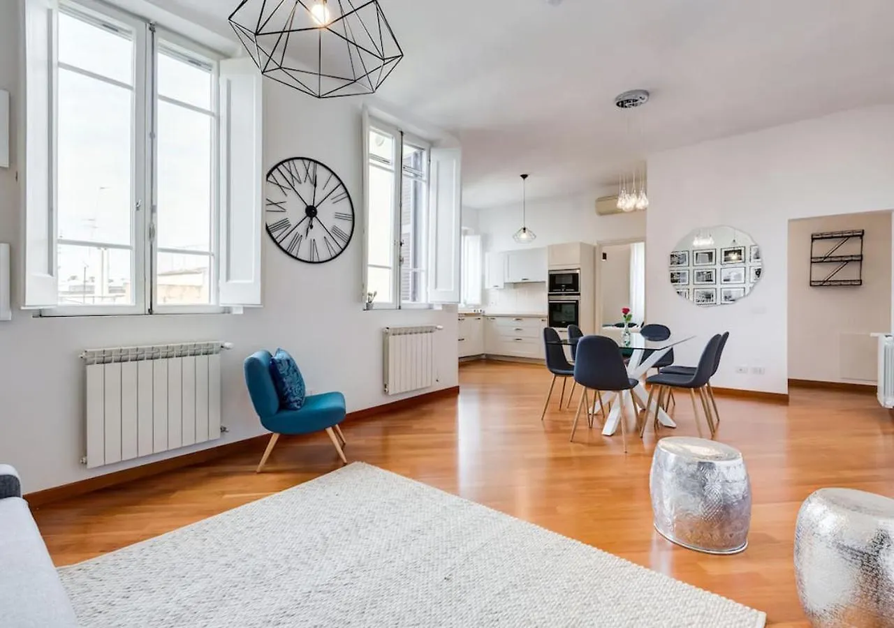 Modern, stylish flat near Piazza della Repubblica Villa Roma Italia